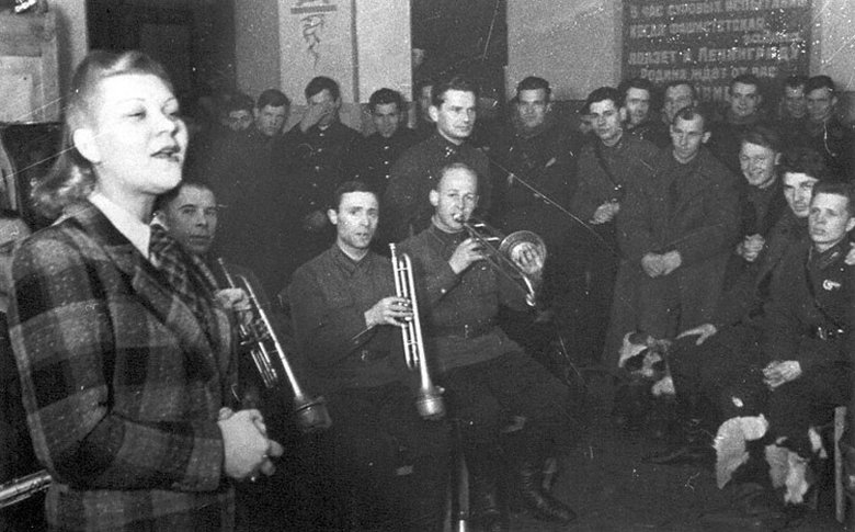 Клавдия Шульженко вместе с джаз-оркестром с первого дня войны выступала перед солдатами на передовой и в больницах