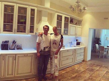 Slide image for gallery: 5718 | Анастасия Волочкова на своей кухне вместе с дизайнером