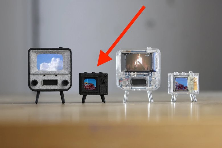 Та самая модель TinyTV Mini (отмечена стрелкой) по сравнению с другими мини-телевизорами производителя. Фото: Kickstarter