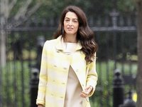 Content image for: 523636 | Амаль Клуни прогулялась по Вашингтону в лимонном пальто