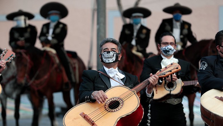 Мариачи играют на площади Гарибальди в Мехико, Мексика