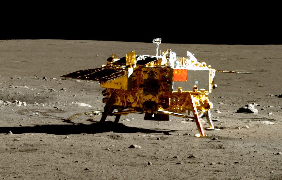 Китайский аппарат Чанъэ-3 на поверхности Луны. Он совершил мягкую посадку 14 декабря 2013 года