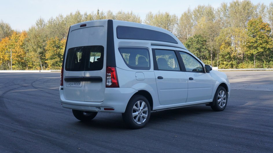 Вид сзади: внешность Lada Largus Roof 