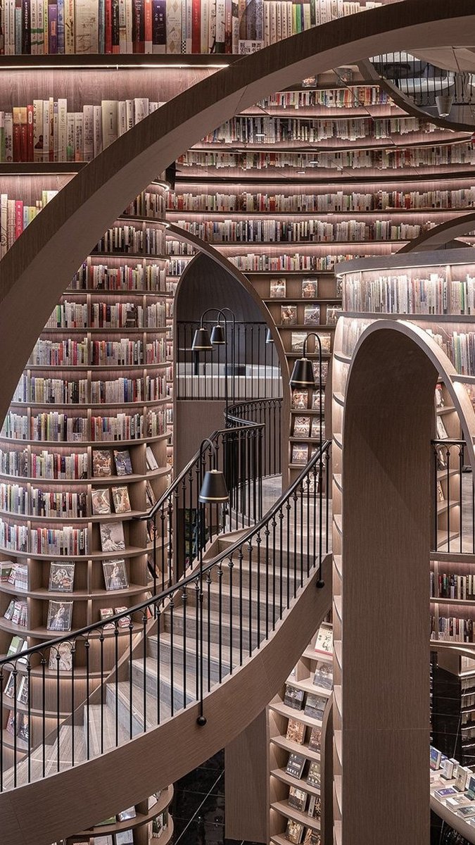Почти как в Хогвартсе: в Китае открылся «бесконечный» книжный магазин