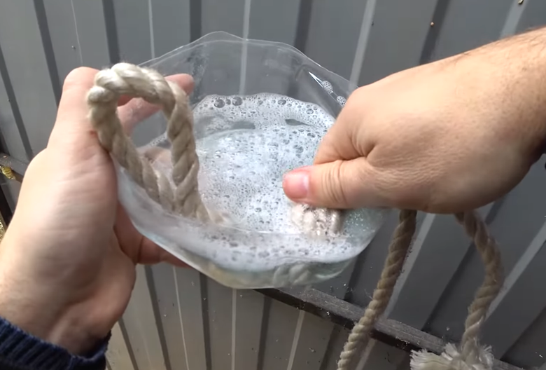 Замачиваем тугие узлы в воде / Источник: YouTube-канал: Как просто сделать