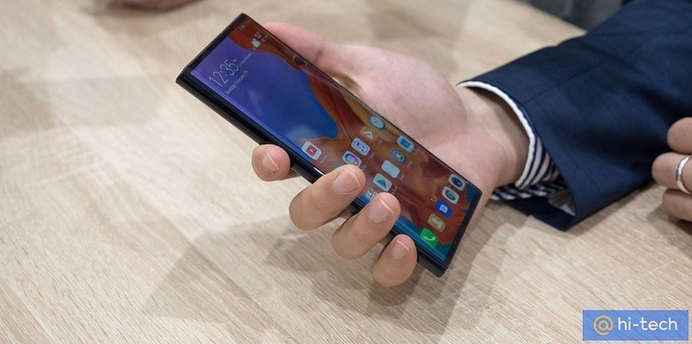 В сложенном состоянии у Huawei Mate X экран занимает обе стороны — есть вероятность, что он так будет больше царапаться