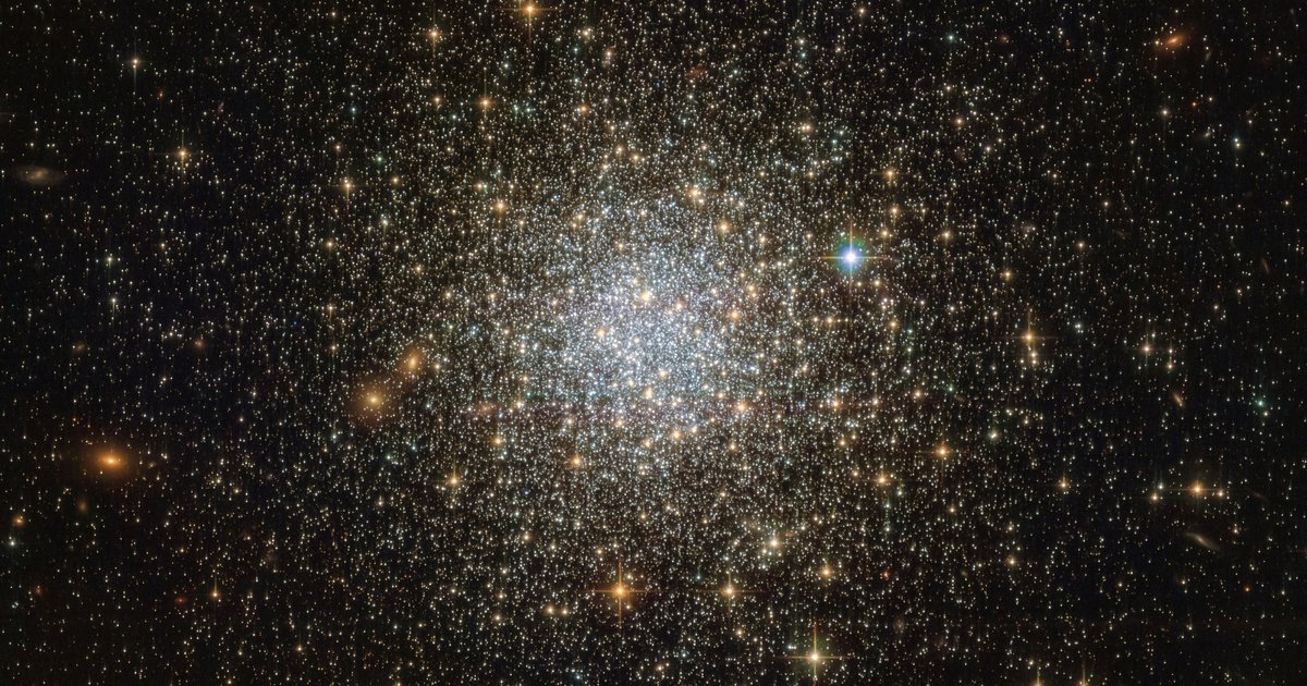 Снимки карликовой галактики NGC 300 озадачили ученых: что там происходит