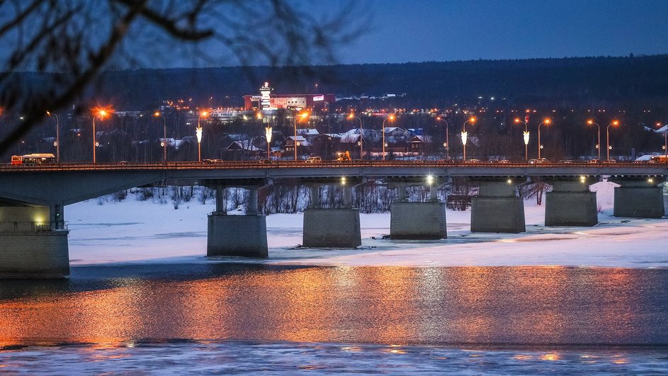 Россия. Пермь. Вид на мост через реку Каму.