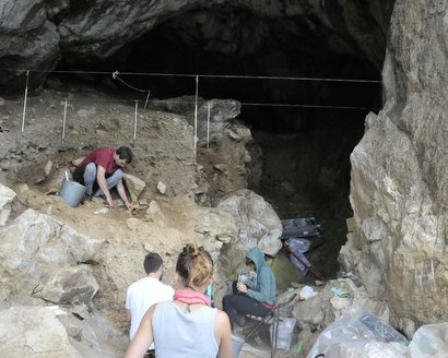 Чагирская пещера (1), немецкие антропологи в Чагирской пещере (2). Фото: Edition.com