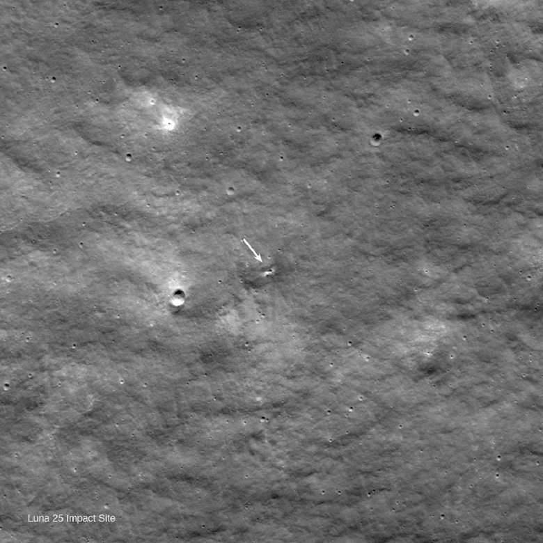 Стрелка указывает на новый кратер. Источник: NASA